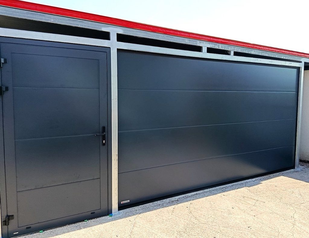 Pomoćna bočna vrata za samostalan ulaz u garažu