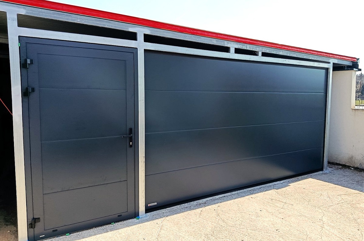 Pomoćna bočna vrata za samostalan ulaz u garažu